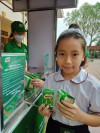 Học sinh TH Tam Hưng nhận sữa Milo