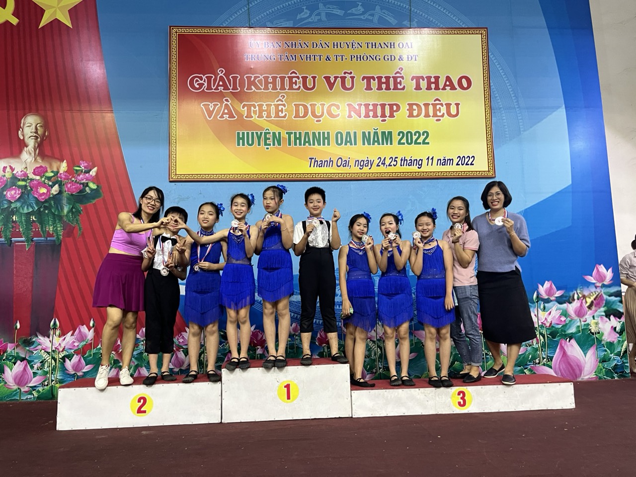 TH Tam Hưng lên nhận giải bộ môn khiêu vũ